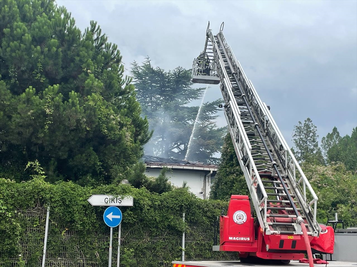 Kocaeli'de atıl durumdaki fabrikaya ait binada çıkan yangın söndürüldü