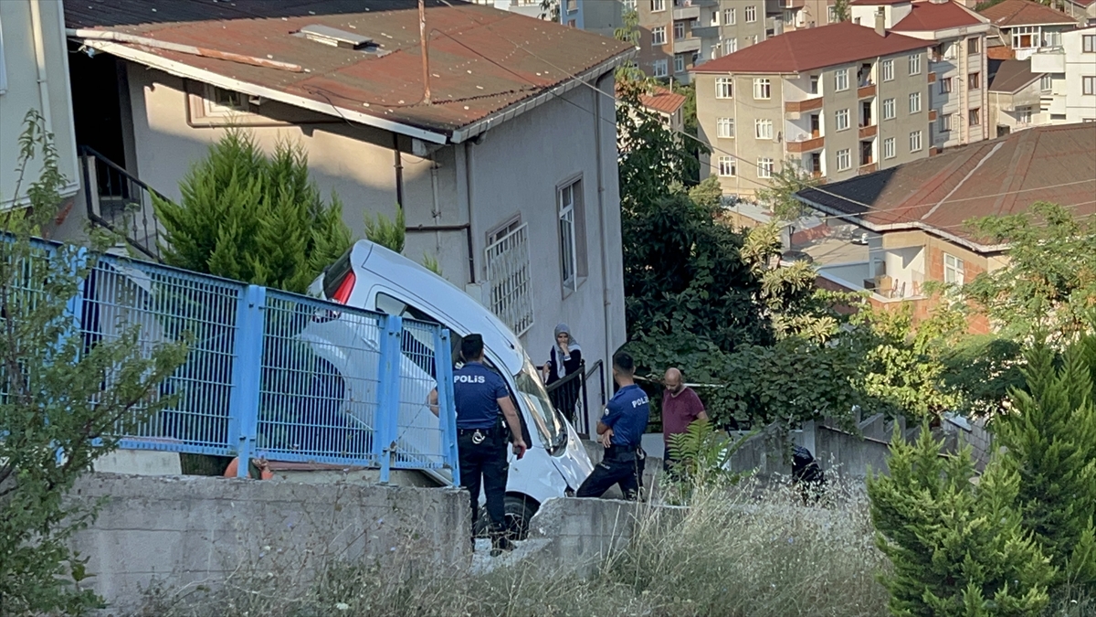 Kocaeli'de bahçe duvarına asılı kalan otomobil vinç yardımıyla kurtarıldı