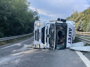 - Tırın deposundaki mazotun yola dökülmesi nedeniyle Karayolları ekiplerince temizlik