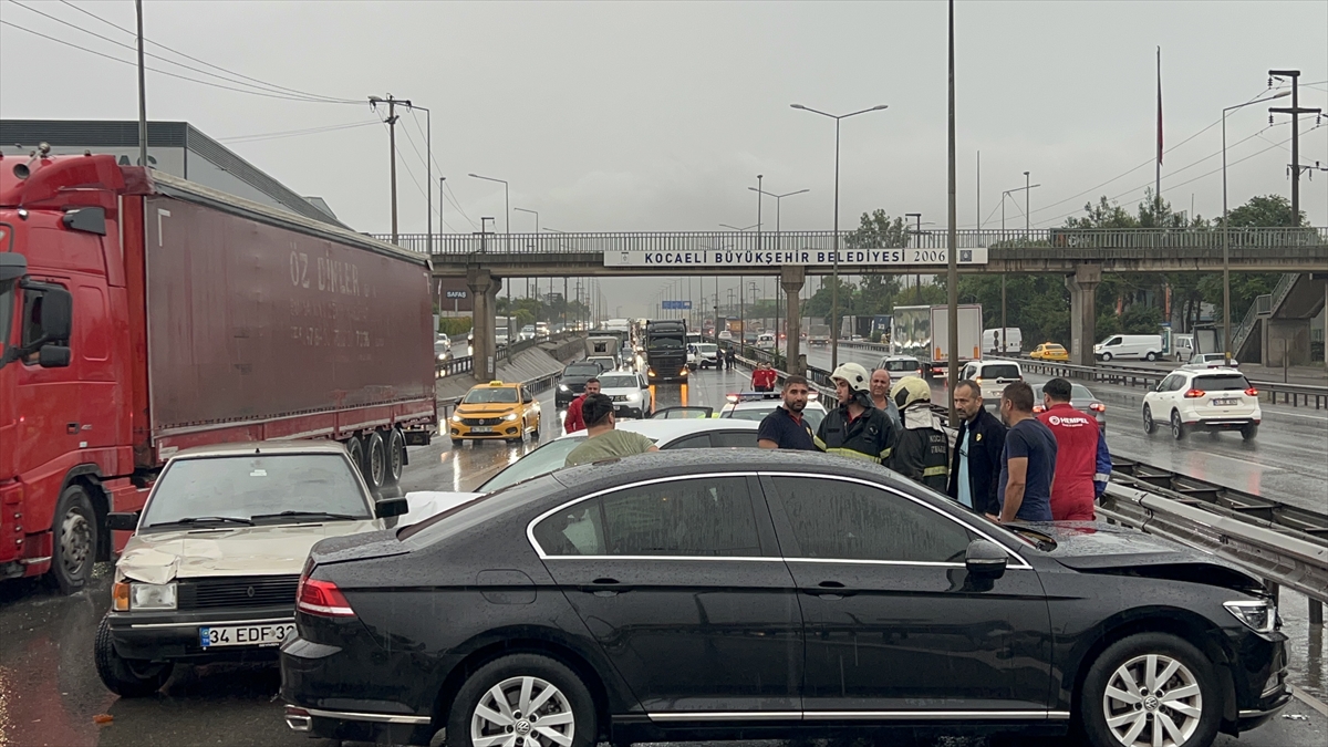 Kocaeli'de zincirleme trafik kazasında 4 kişi yaralandı