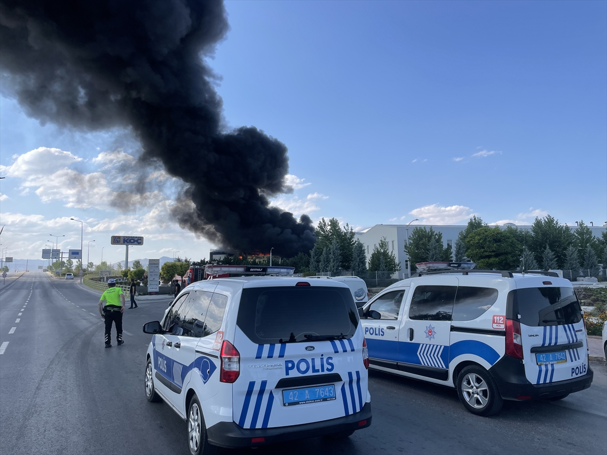 Konya'da boya fabrikasında çıkan yangına müdahale ediliyor