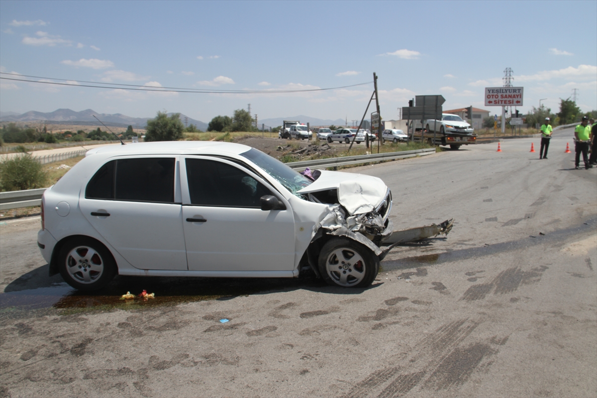 Konya'da iki otomobilin çarpışması sonucu 7 kişi yaralandı