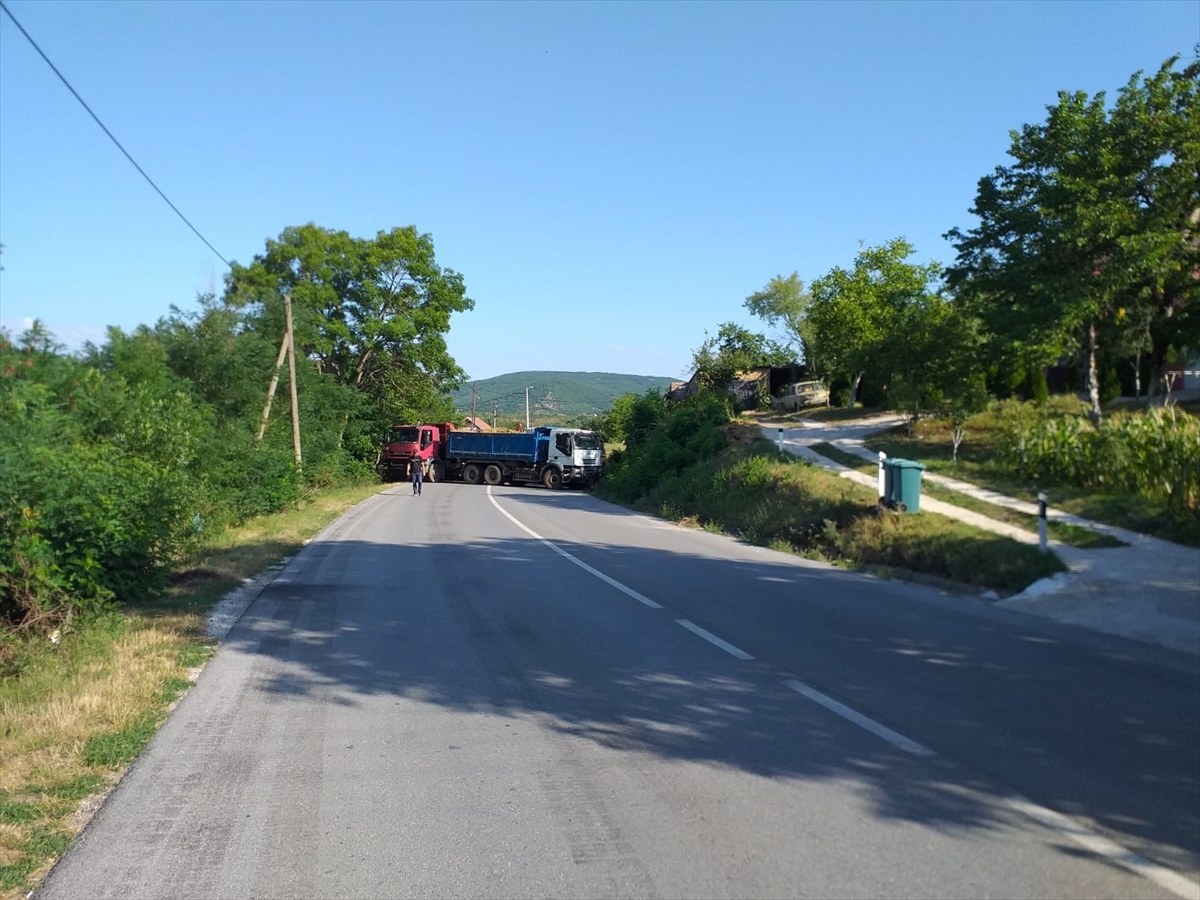 Kosova-Sırbistan gerginliğine neden olan kararın ertelenmesinin ardından Mitrovica'da sessizlik hakim