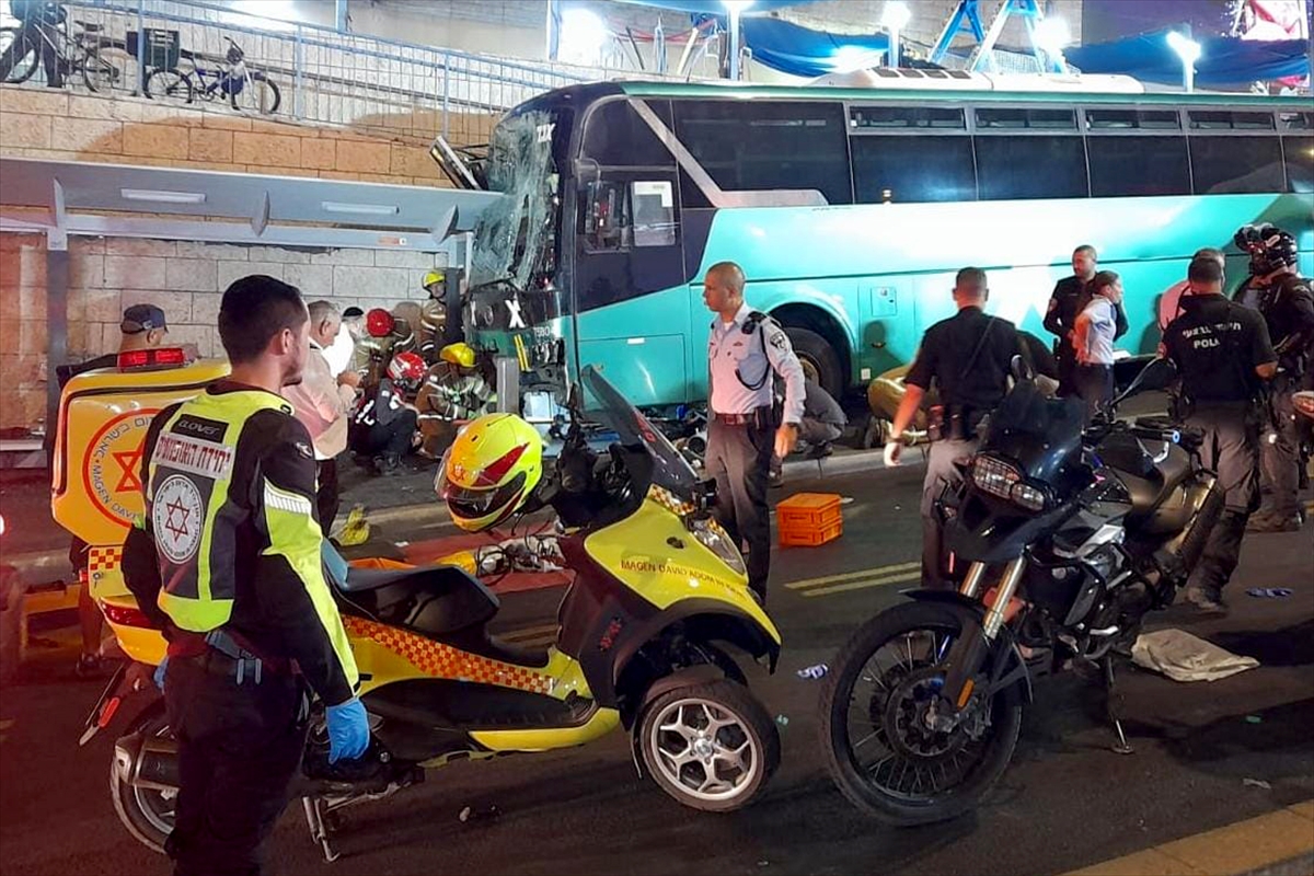 Kudüs'te kontrolü kaybeden belediye otobüsü durağa daldı: 2'si çocuk 3 kişi öldü