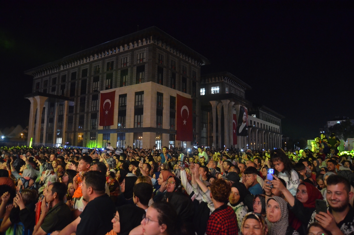 Kütahya’da 30 Ağustos Zafer Konserleri kapsamında sanatçı Zara sahneye çıktı