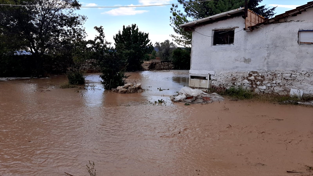 Kütahya'da sağanak bir köyde su baskınına neden oldu