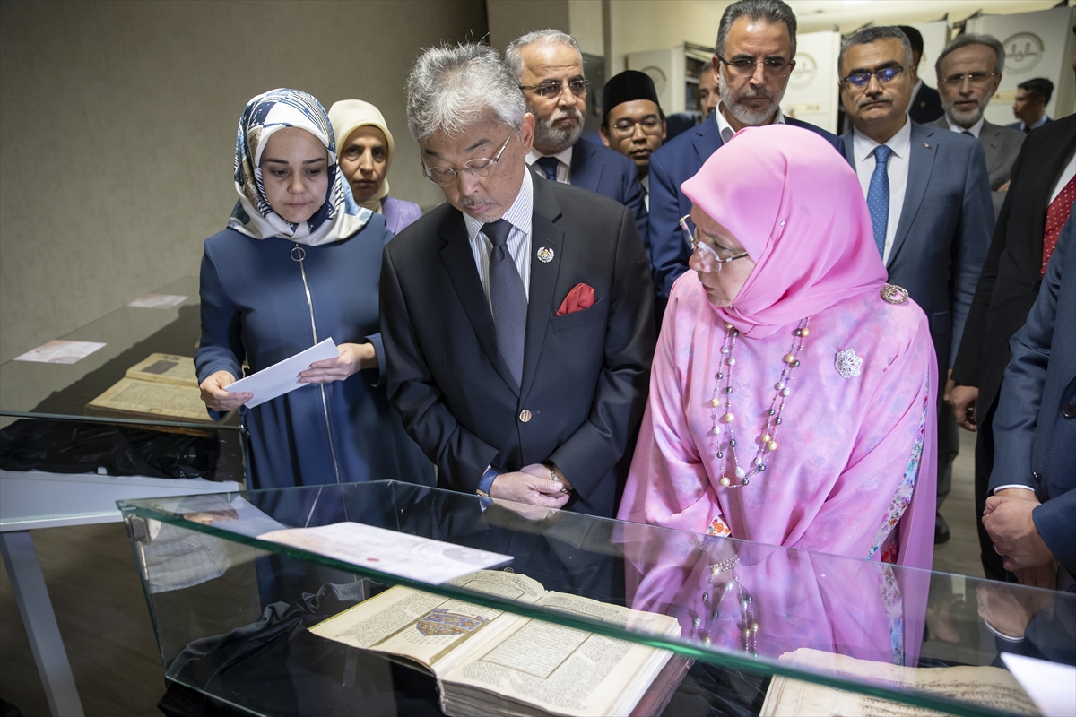 Malezya Kralı Abdullah Şah ile Kraliçe Tunku Azizah, Diyanet İşleri Başkanlığı kütüphanesini gezdi