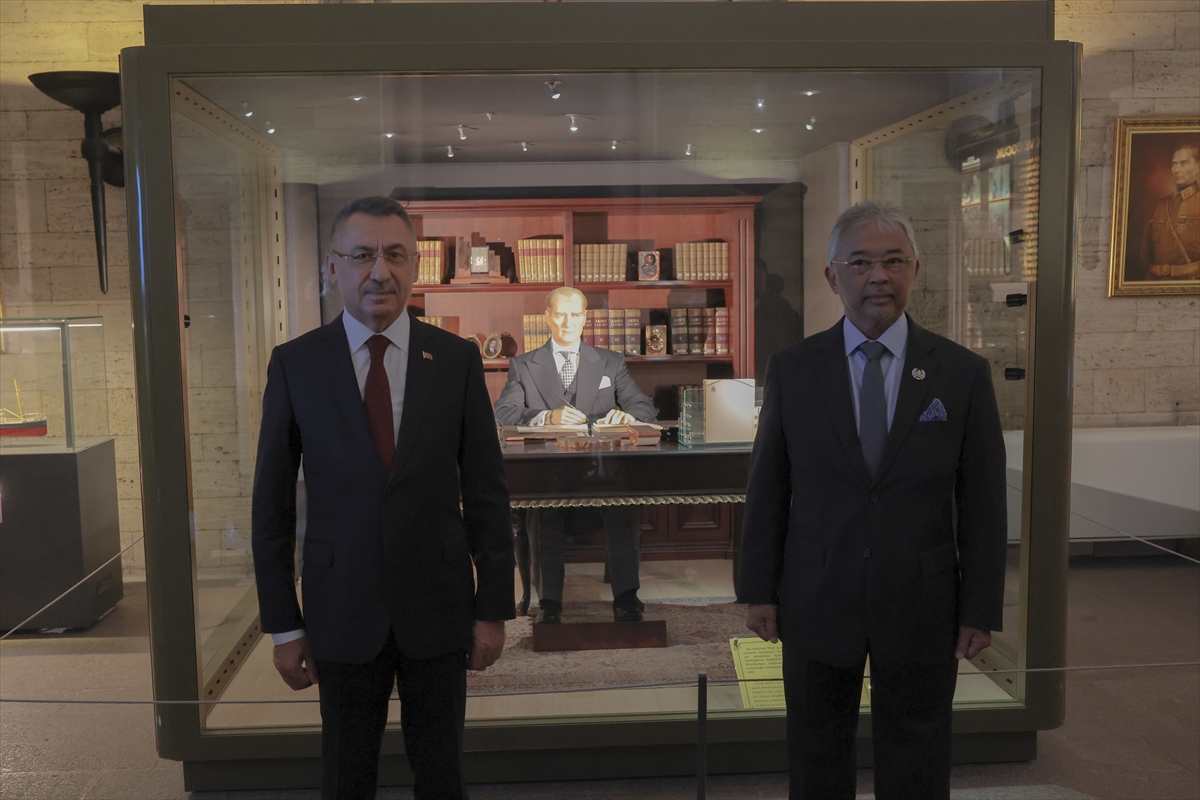Malezya Kralı Sultan Abdullah Şah, Anıtkabir'i ziyaret etti