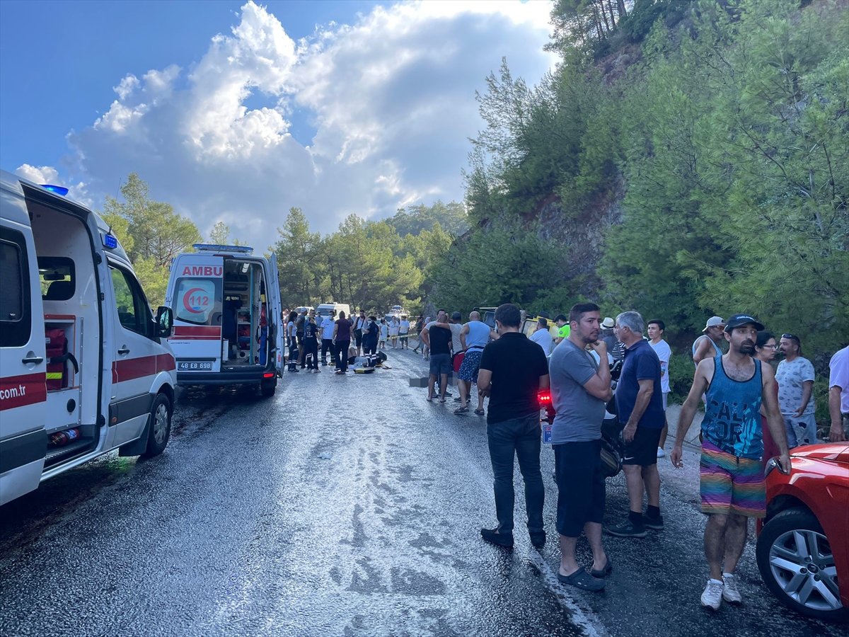 Marmaris'te cip safari aracı devrildi