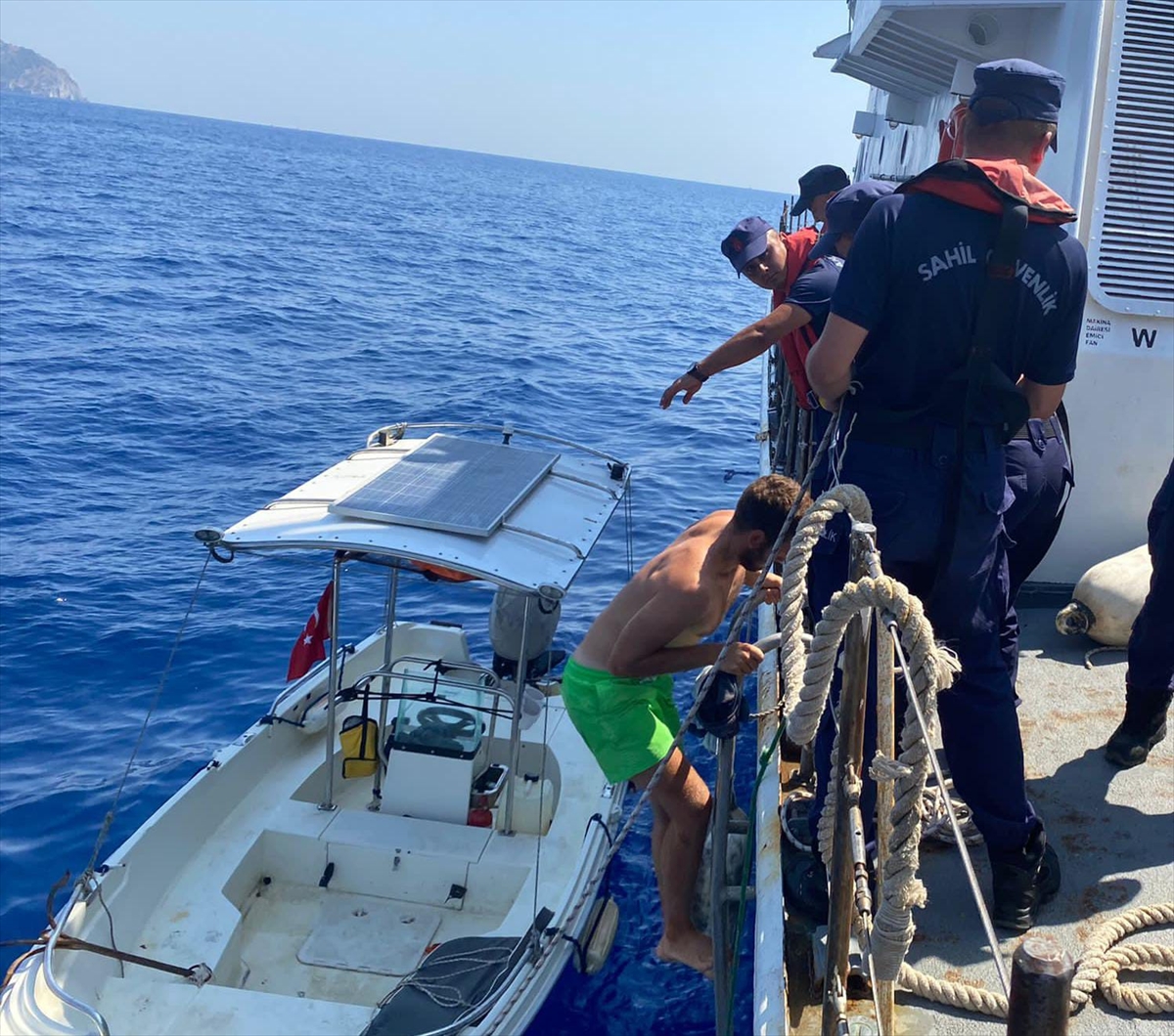 MUĞLA (AA) – Muğla'nın Marmaris ilçesinde makine arızası nedeniyle sürüklenen