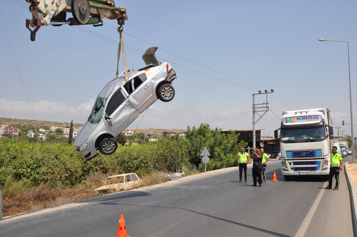 Mersin'de devrilip elektrik direğine çarpan otomobildeki 6 kişi yaralandı