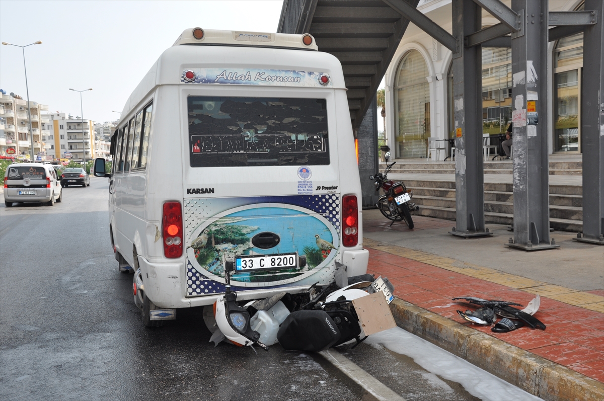 Mersin'de otomobilin çarptığı motosikletteki 2 kişi yaralandı