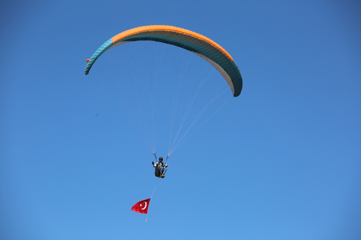 Mersin'de uçuş tutkunları paraşüt şenliğinde buluştu