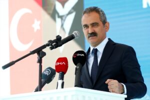 Milli Eğitim Bakanı Mahmut Özer, tüm Türkiye’de bugünden itibaren okulların