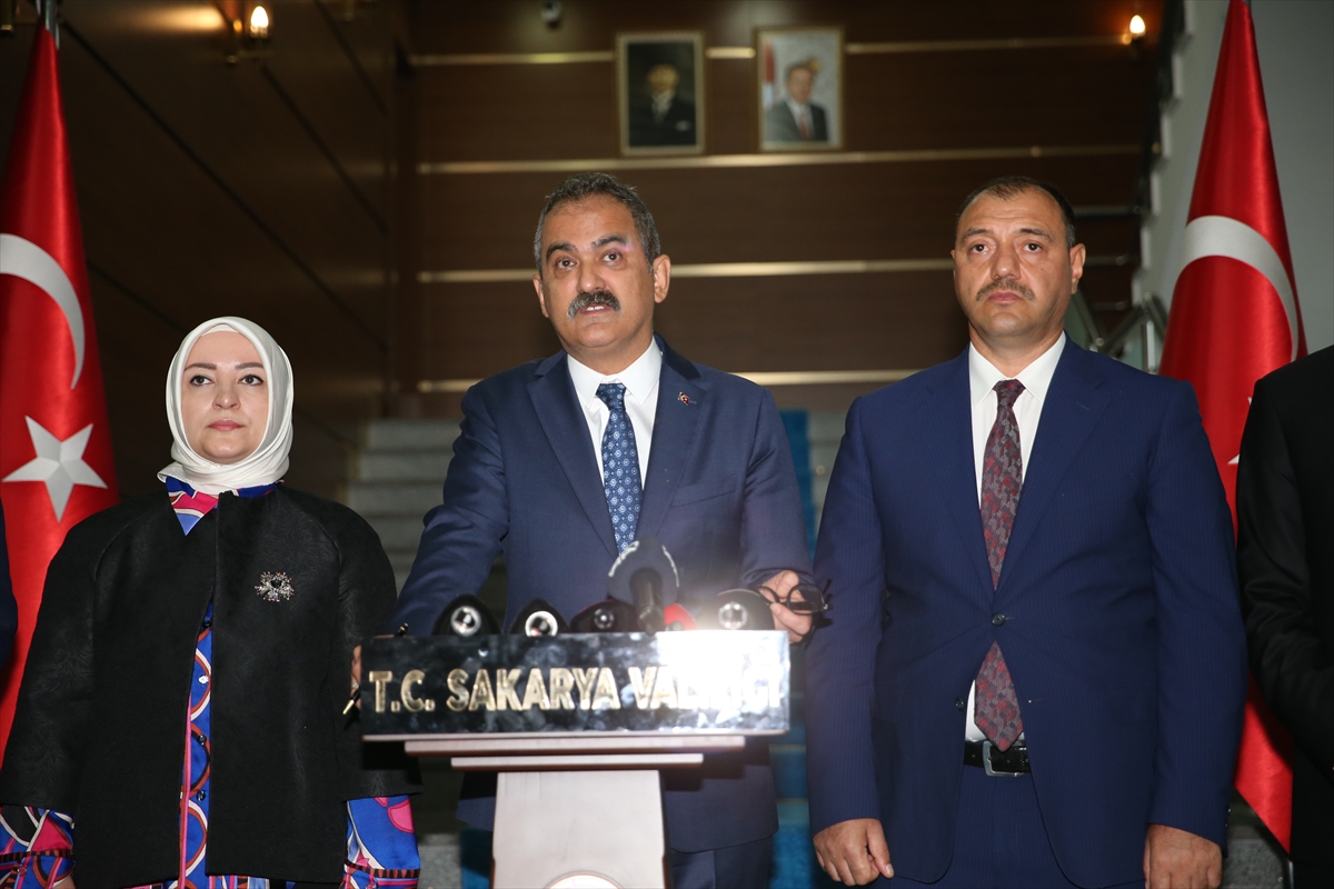 Milli Eğitim Bakanı Özer, Sakarya'da eğitim yatırımlarını değerlendirdi: