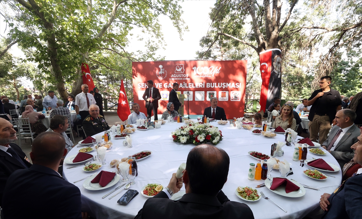 Milli Savunma Bakanı Akar, Konya'da şehit aileleri ve gazilerle bir araya geldi: