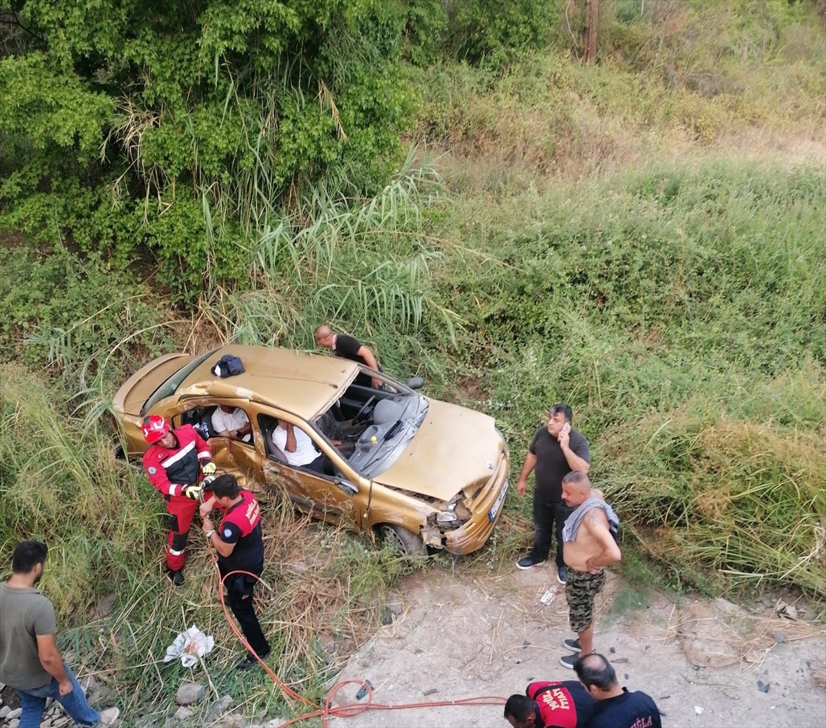 Muğla'daki otomobilin şarampole devrilmesi sonucu 4 kişi yaralandı