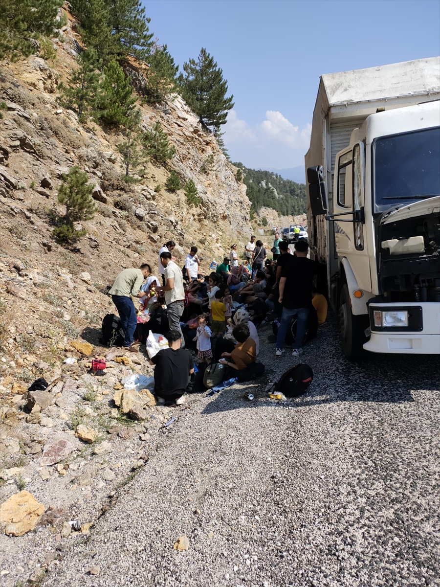 Muğla'da park halindeki kamyon kasasında 72 düzensiz göçmen yakalandı