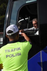 MUĞLA (AA) – Muğla'da ekipler uygulama noktalarında durdurdukları şehirlerarası otobüs