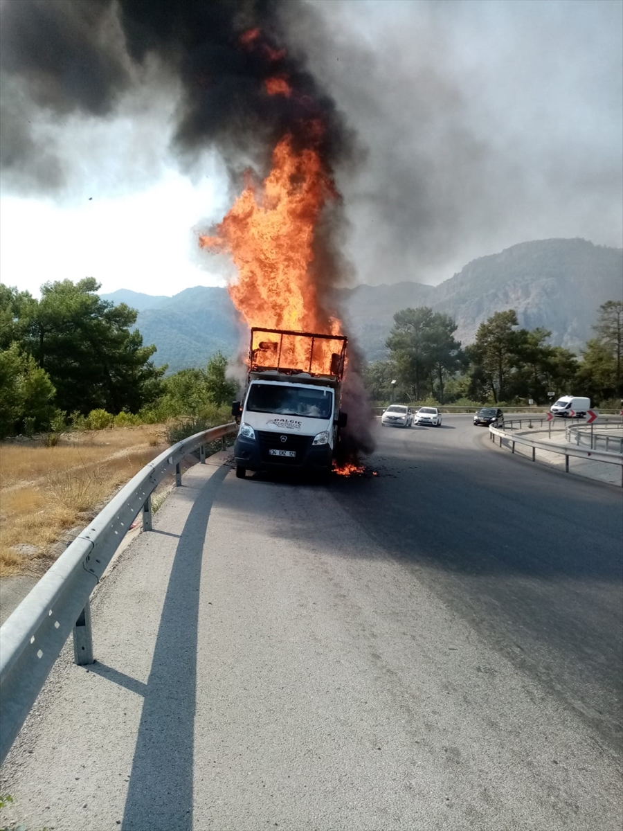 Muğla'da seyir halindeki kamyonet ve otomobilde çıkan yangın söndürüldü