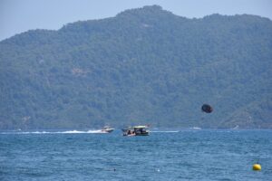 MUĞLA (AA) – Muğla'nın Marmaris ilçesinde turistlerin bulunduğu sürat teknesi