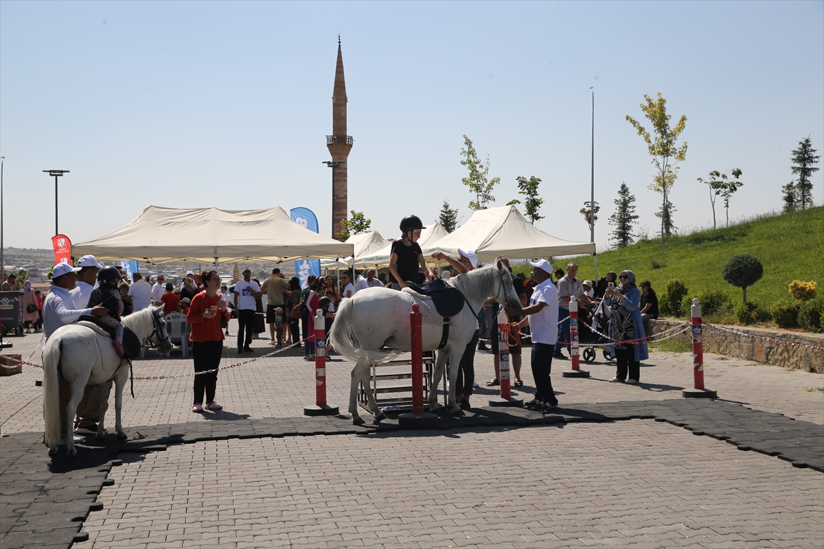 Nevşehir'de çocuklar atla gezdirildi