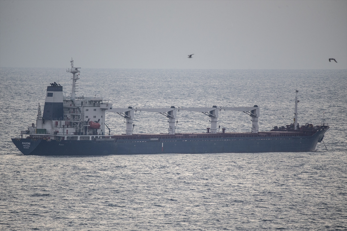 Odessa'dan gelen kuru yük gemisi Razoni İstanbul Boğazı Karadeniz girişinde bekliyor