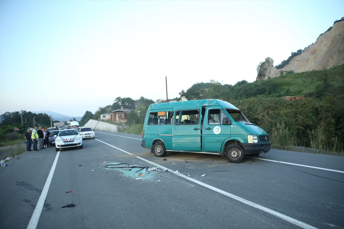 Ordu'da yolcu minibüsü ile otomobilin çarpıştığı kazada 17 kişi yaralandı