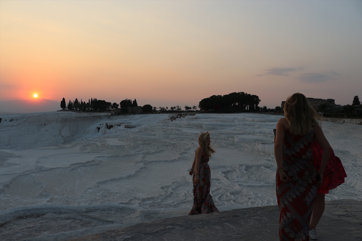 Pamukkale yaz sıcaklarında da turistlerin gözdesi