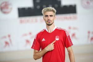 - Konya'daki 5. İslami Dayanışma Oyunları'nda kendisine ait Türkiye rekorunu