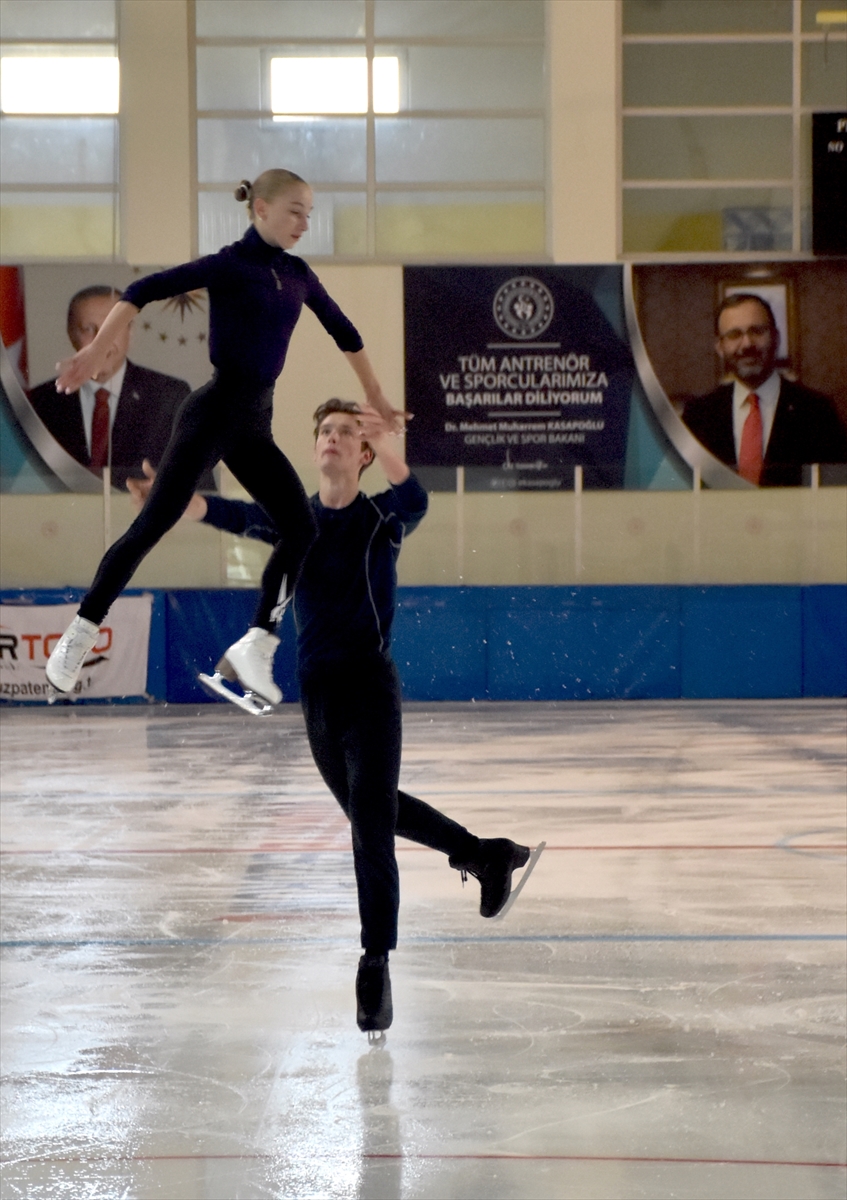 Rus artistik buz pateni sporcuları, uluslararası organizasyonlara Erzurum'da hazırlanıyor