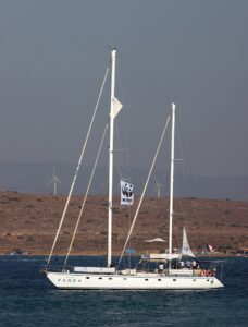 - Atıksız bir dünyaya dikkati çekmek üzere Akdeniz turuna çıkan