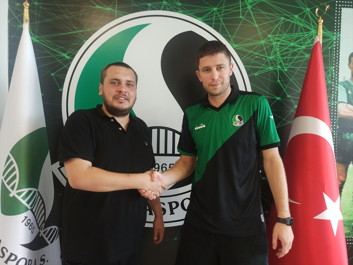 Sakaryaspor forvet oyuncusu Artem Kravets'i renklerine bağladı