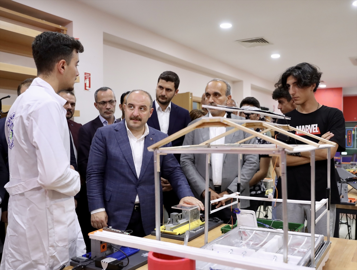 Sanayi ve Teknoloji Bakanı Varank'tan Arnavutköy Bilişim Akademisine ziyaret