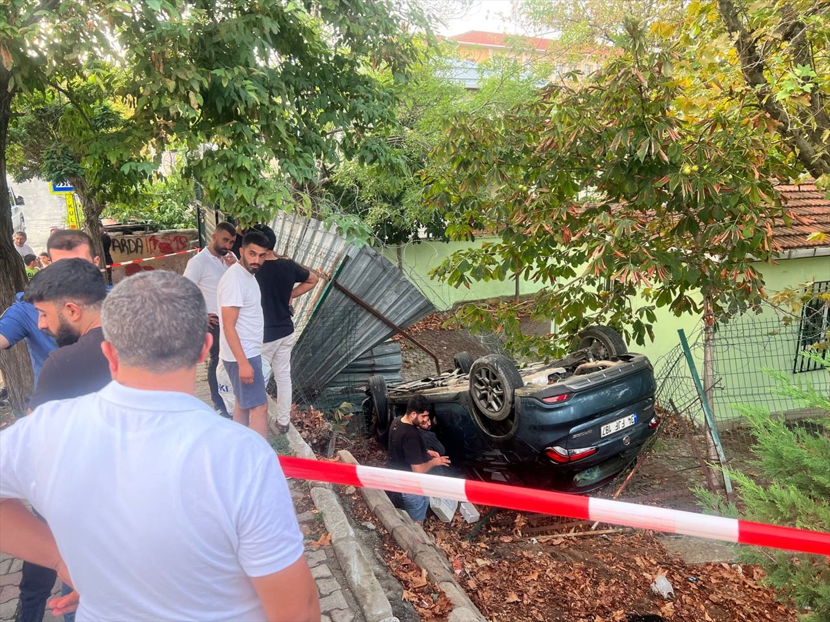 Sancaktepe'de okul bahçesine devrilen otomobildeki iki kişi yaralandı