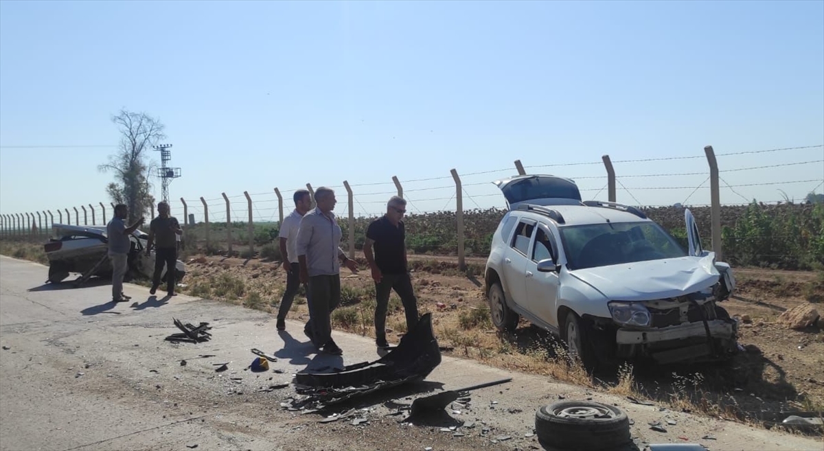 Şanlıurfa'da hafif ticari araçla çarpışan otomobildeki 5 kişi yaralandı