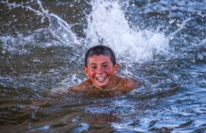 KARS (AA) – Kars'ın Arpaçay ilçesinde sıcaktan bunalan çocuklar, Kars