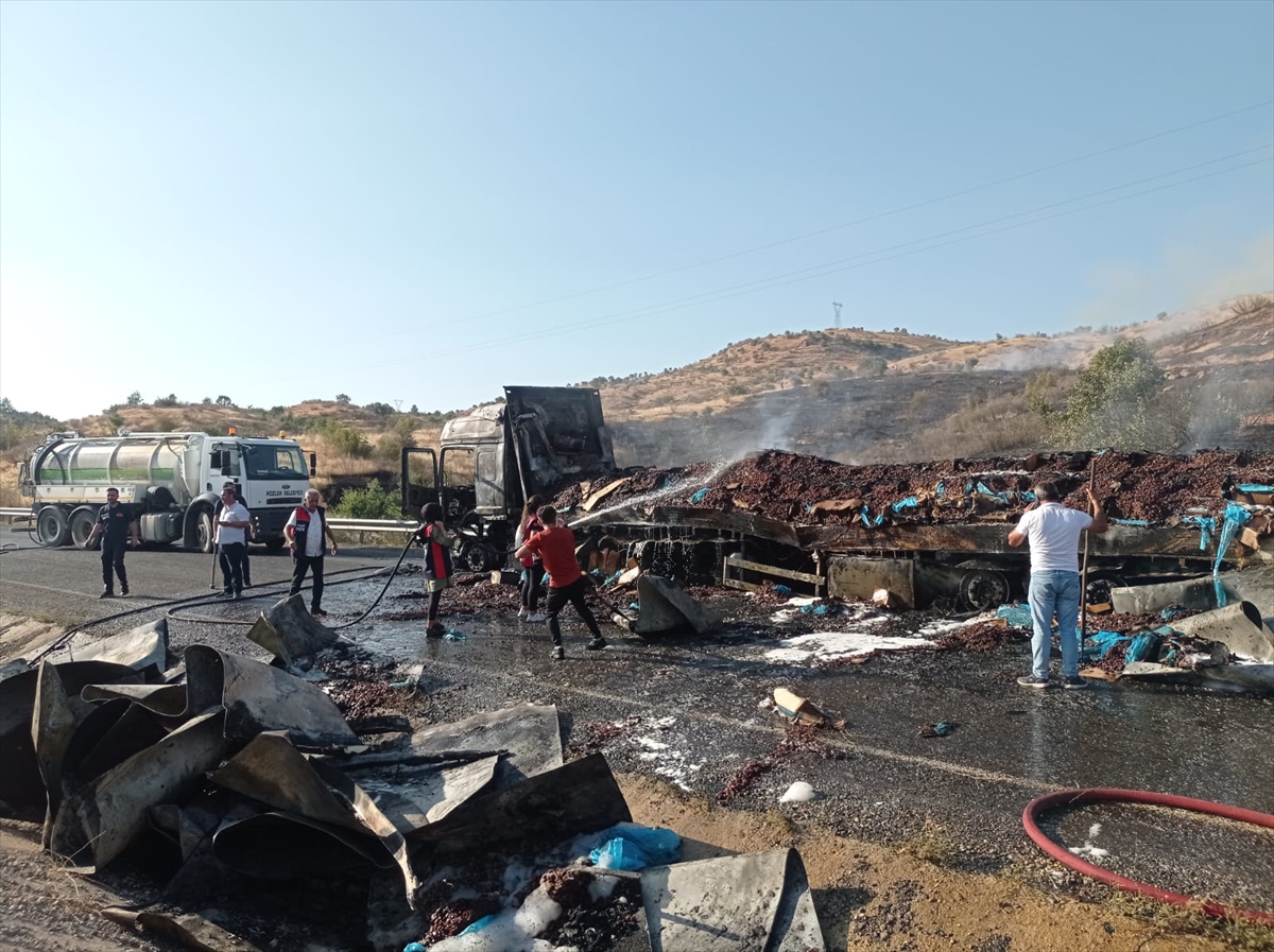 Siirt'te hurma yüklü tırda çıkan ve örtülük alana sıçrayan yangın söndürüldü