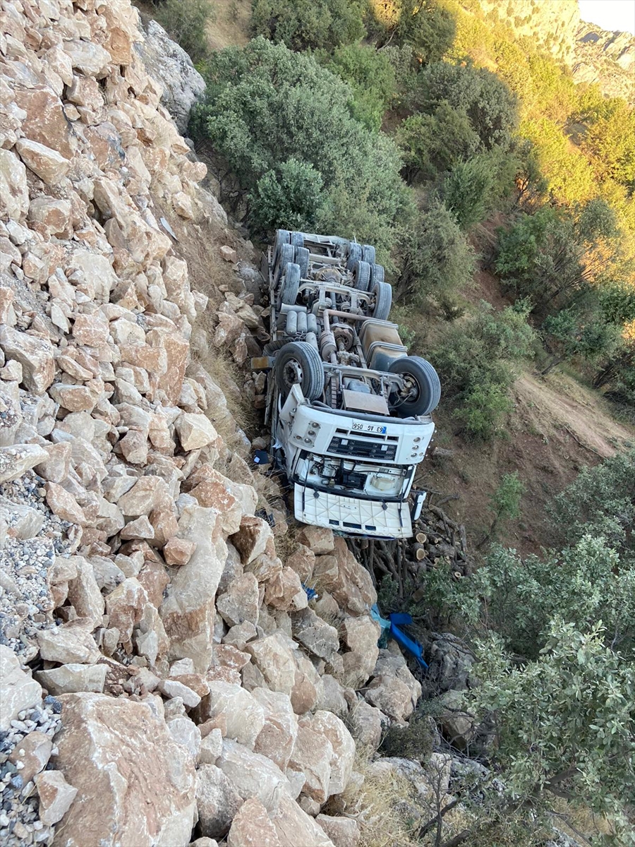 Siirt'te odun yüklü kamyonun devrilmesi sonucu 6 kişi yaralandı