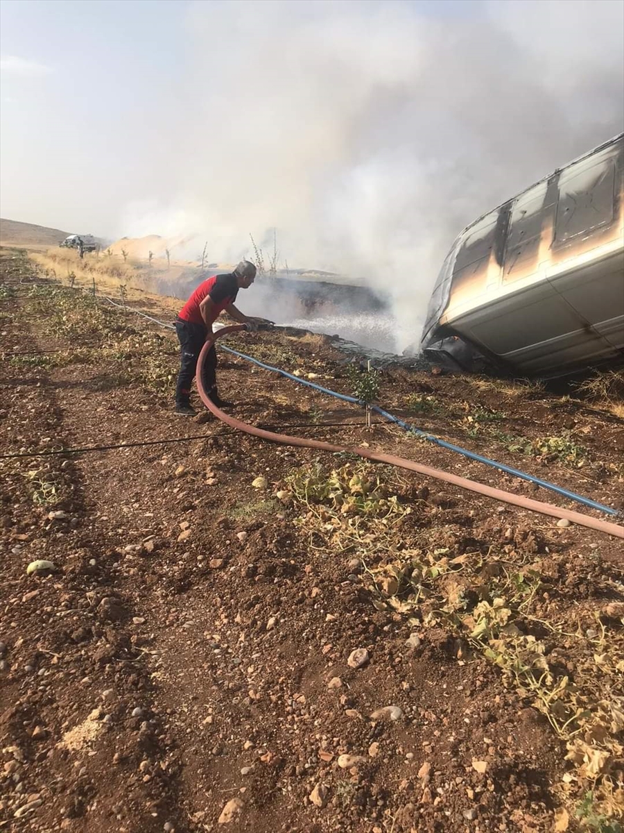 Siirt'te seyir halindeki minibüs alev aldı