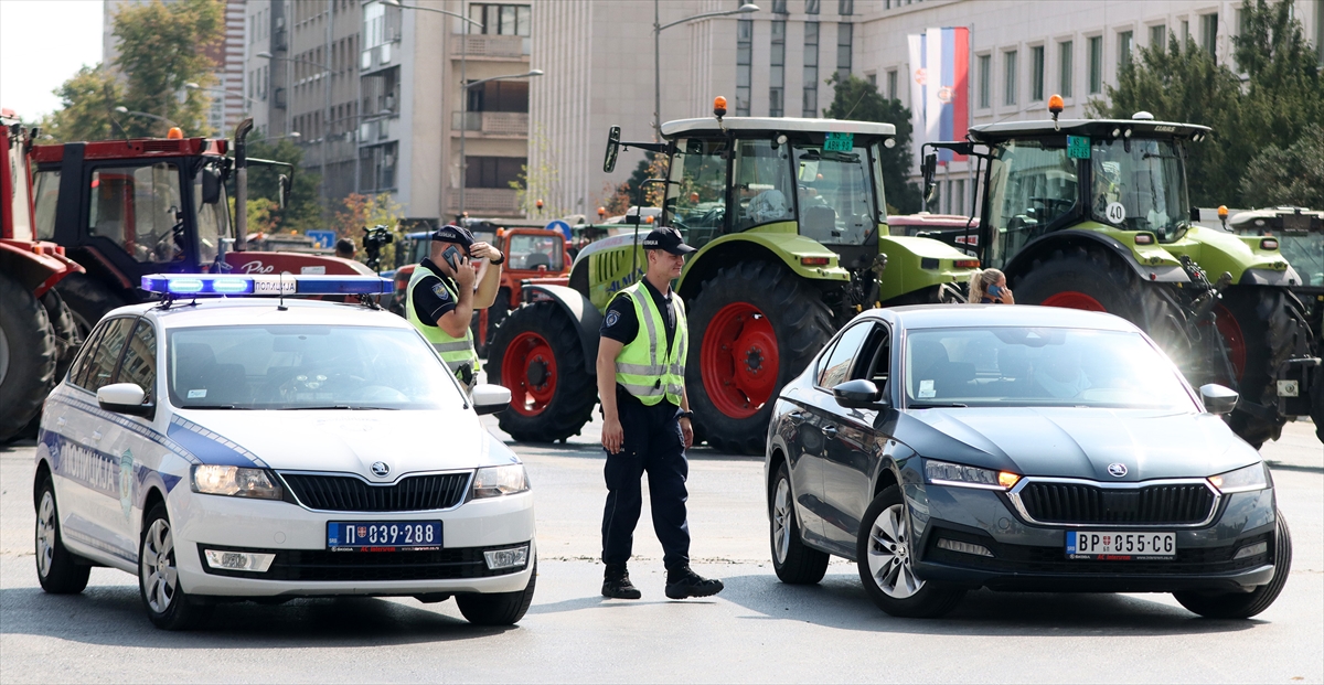 Sırbistan'daki çiftçiler, traktörlerle kentteki iki kavşağı trafiğe kapattı