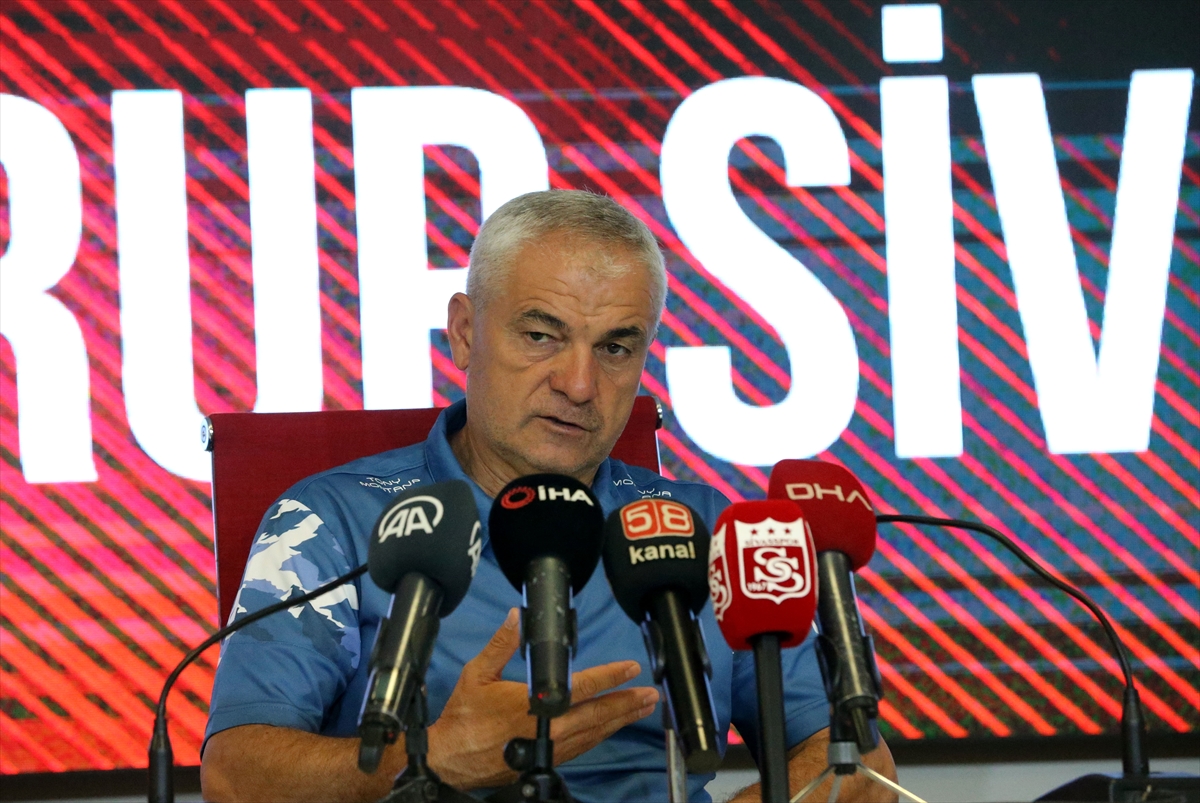 Sivasspor Teknik Direktörü Çalımbay'dan transfer değerlendirmesi: