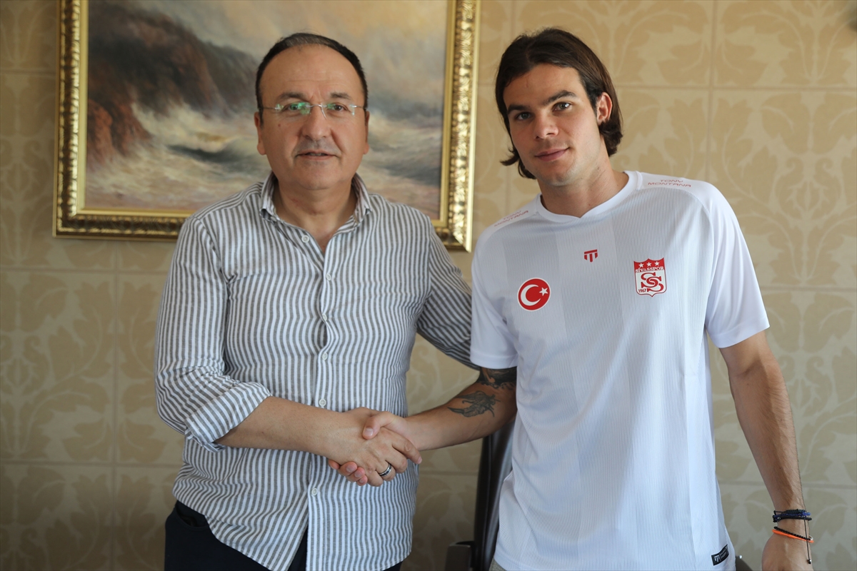 Sivasspor, Yunan futbolcu Charilaos Charisis'i transfer etti