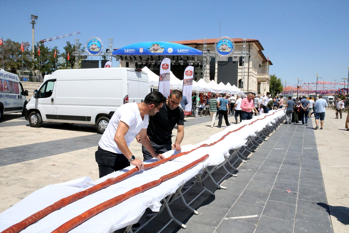 Sivas'ta “Gardaşlık Festivali”nde 58 metrelik sucuk yapıldı