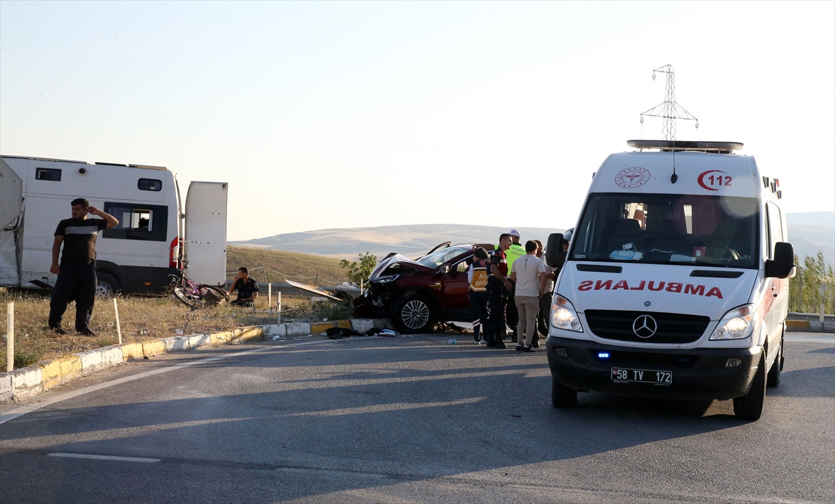 Sivas'ta otomobille motokaravanın çarpıştığı kazada 7 kişi yaralandı