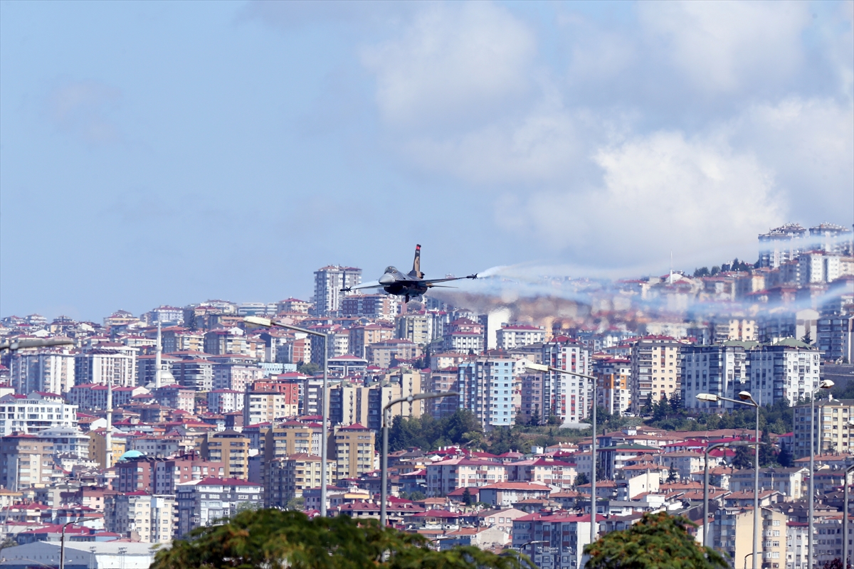 SOLOTÜRK Trabzon'da gösteri uçuşu yaptı