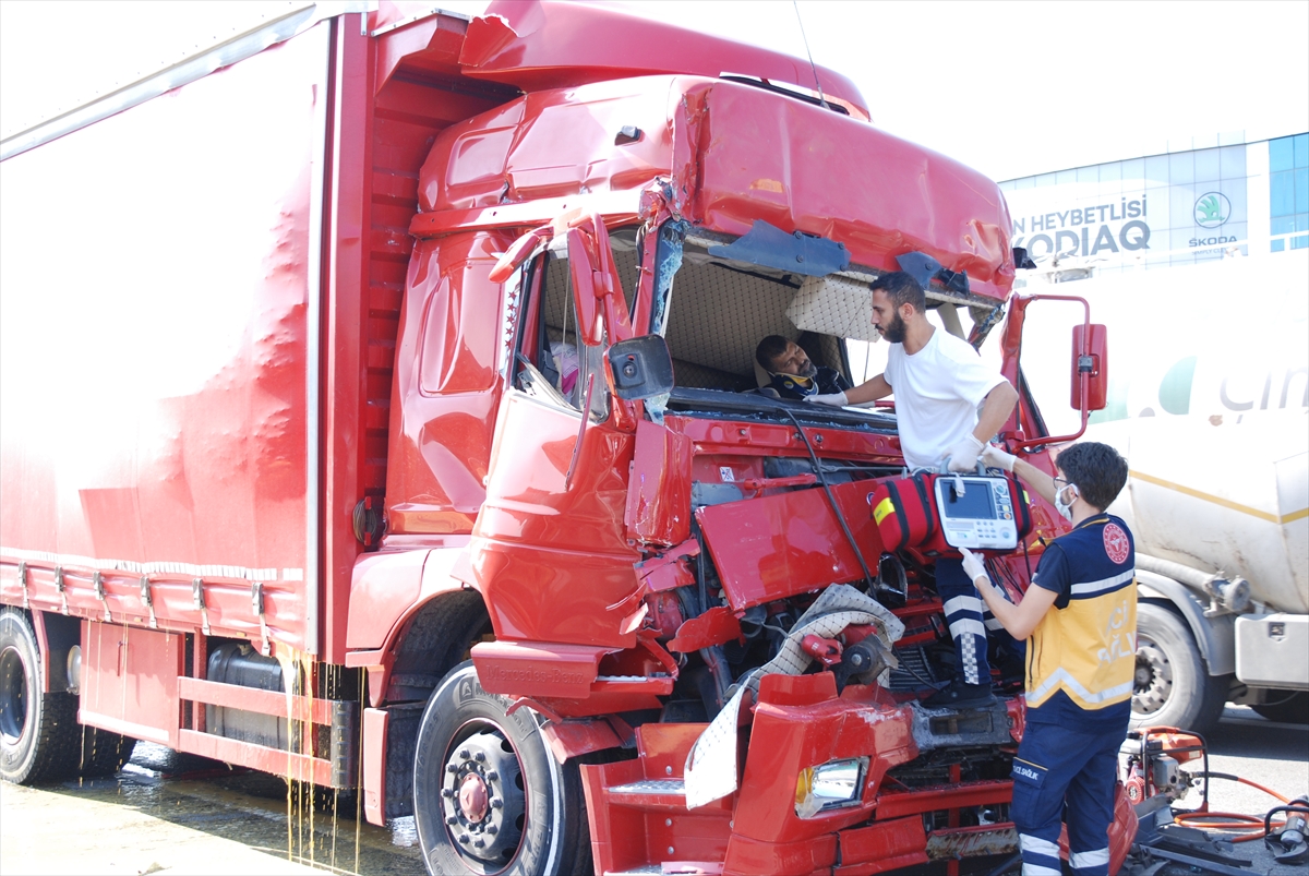 Sultanbeyli'de iki kamyonun çarpıştığı kazada 1 kişi öldü, 2 kişi yaralandı