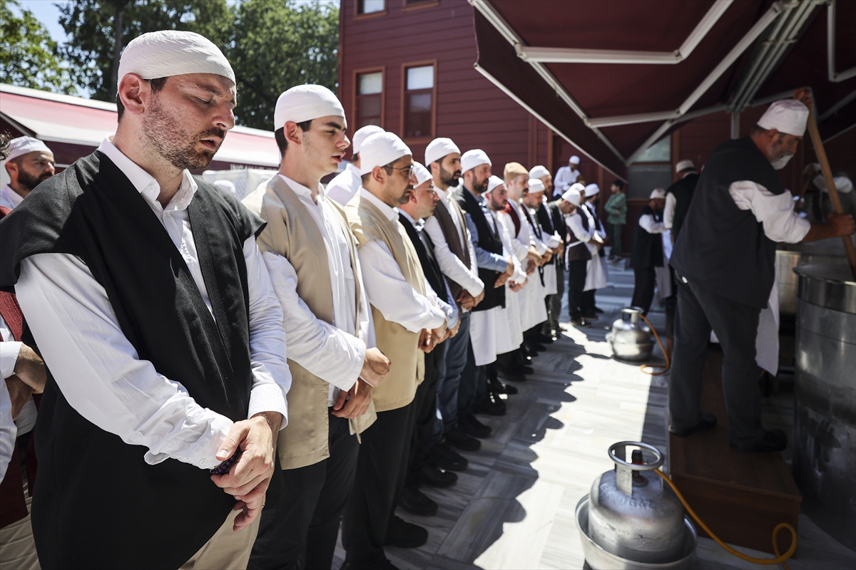 Sümbül Efendi Tekkesi'nde aşure kaynatıldı