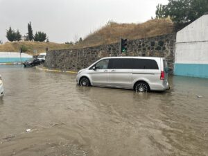- Sağanak nedeniyle bazı araçlar alt geçitte mahsur kaldı