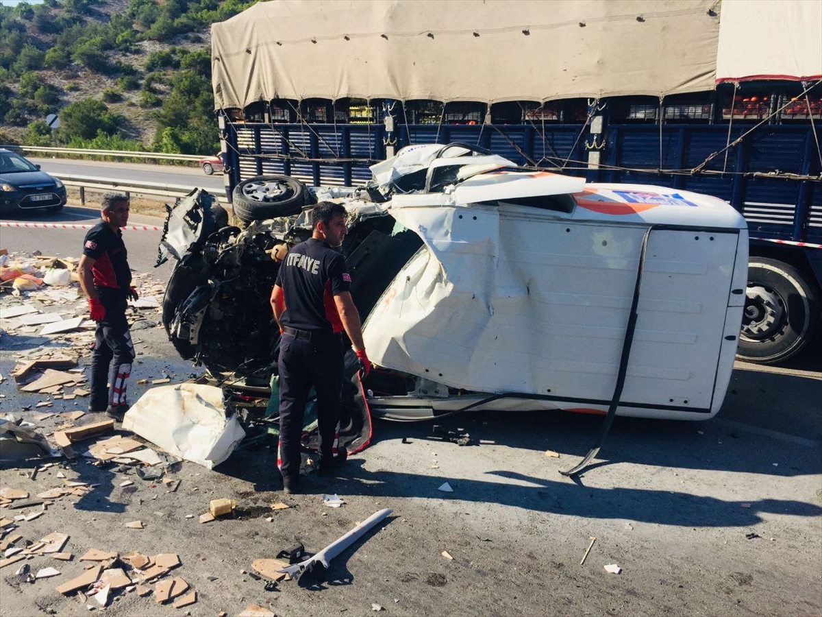 Tokat'ta iki kamyonetin çarpıştığı kazada 4 kişi yaralandı